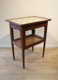Antiek theekastje met dienblad