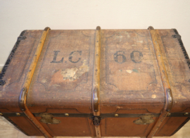 Antieke hutkoffer met houten banden