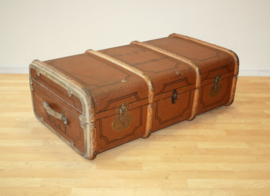 Antieke reiskoffer met houten banden