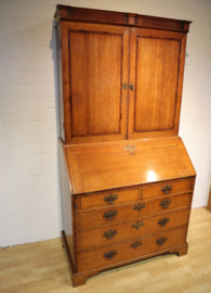 Antiek secretaire met boekenopstand, 18e eeuw.