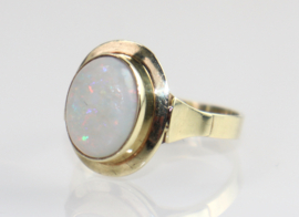 Vintage gouden ring met schitterende opaal