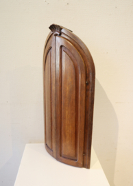 Antiek beeldenkastje