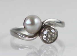Antieke witgouden ring 'Toi et Moi' met parel en diamant
