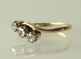Antieke 14 karaat gouden slagring met 3 roosdiamanten