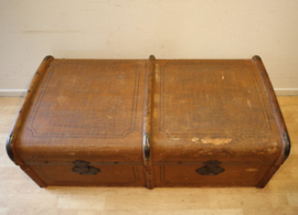 Oude hutkoffer met houten banden