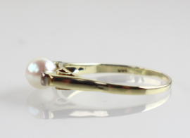 Vintage geelgouden ring met parel en twee diamantjes