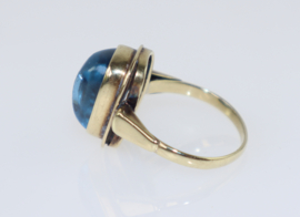 Antieke gouden ring met cabochon aquamarijn glas