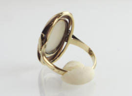 Vintage gouden ring met ovale opaal, jaren ’60.