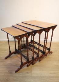Antiek mimisetje/Quartetto tafels, 19e eeuw.