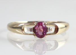 Gouden ring met roze saffier en diamant