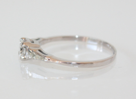 Antieke Art Deco witgouden ring met oudslijpel diamant en tapse baguettes