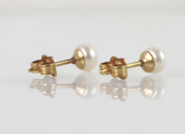 Oorknoppen 18 karaat goud met bouton parel