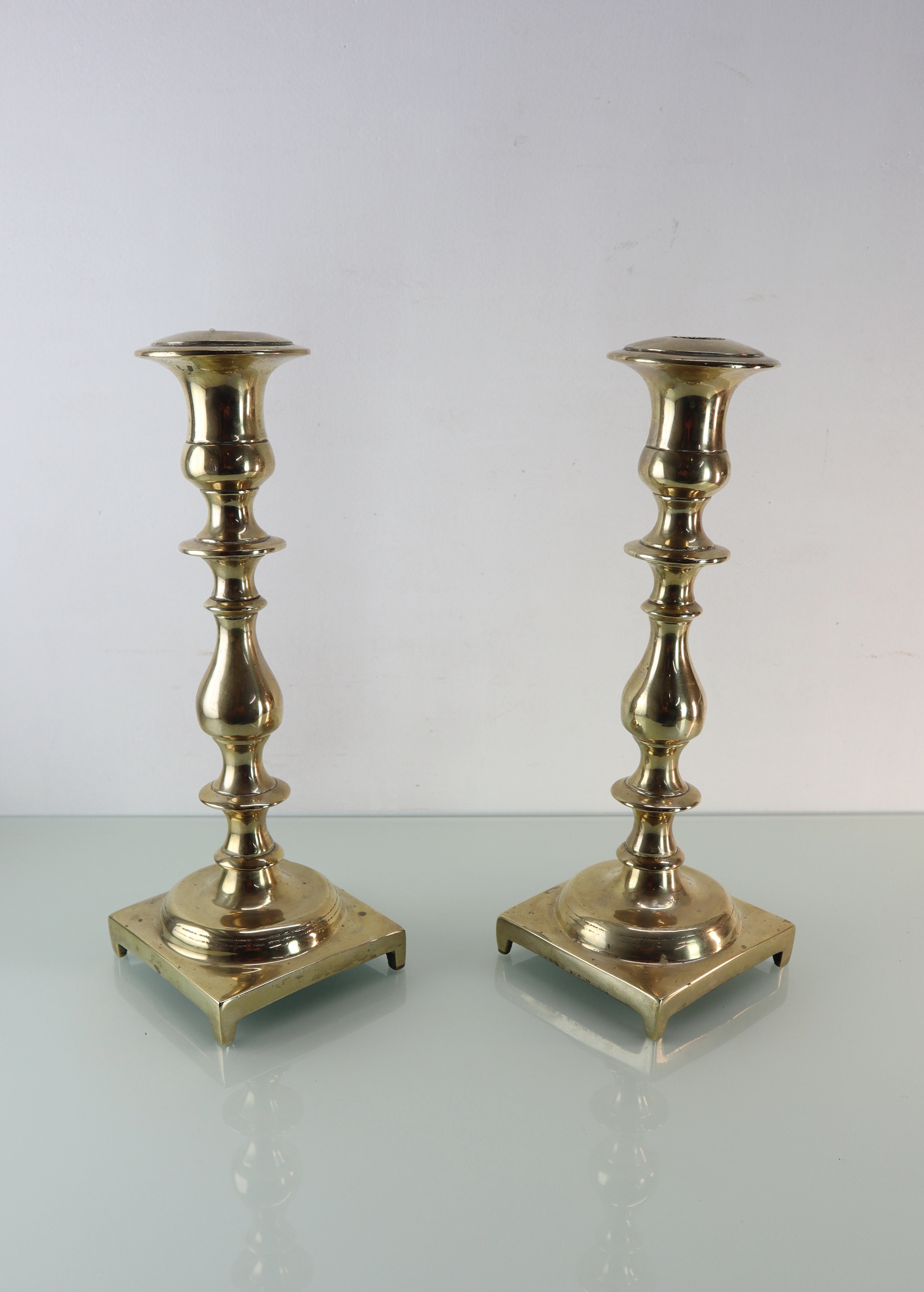 Set bronzen kandelaars, 18e eeuw