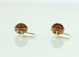 Vintage gouden oorbellen bloedkoraal