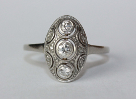 Antieke Art Deco 18 kt witgouden en platina ring met oudslijpsel diamanten