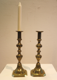 Set antieke koperen kandelaars met kaarsenschuif