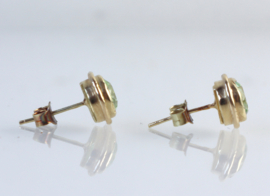 Bijzondere vintage gouden oorknoppen met annagroen glas