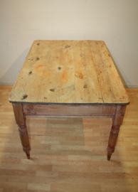 Antieke grenen tafel