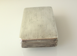 Antieke zilveren tabaksdoos met ribbeldecor, 1857