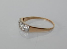 Art Deco gouden rijring met drie oudslijpsel diamanten