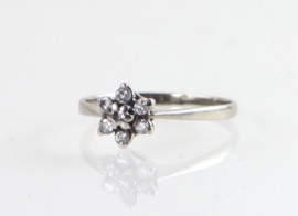 Witgouden ring met diamant in de vorm van een bloem