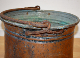 Antieke koperen ketel / houtbak