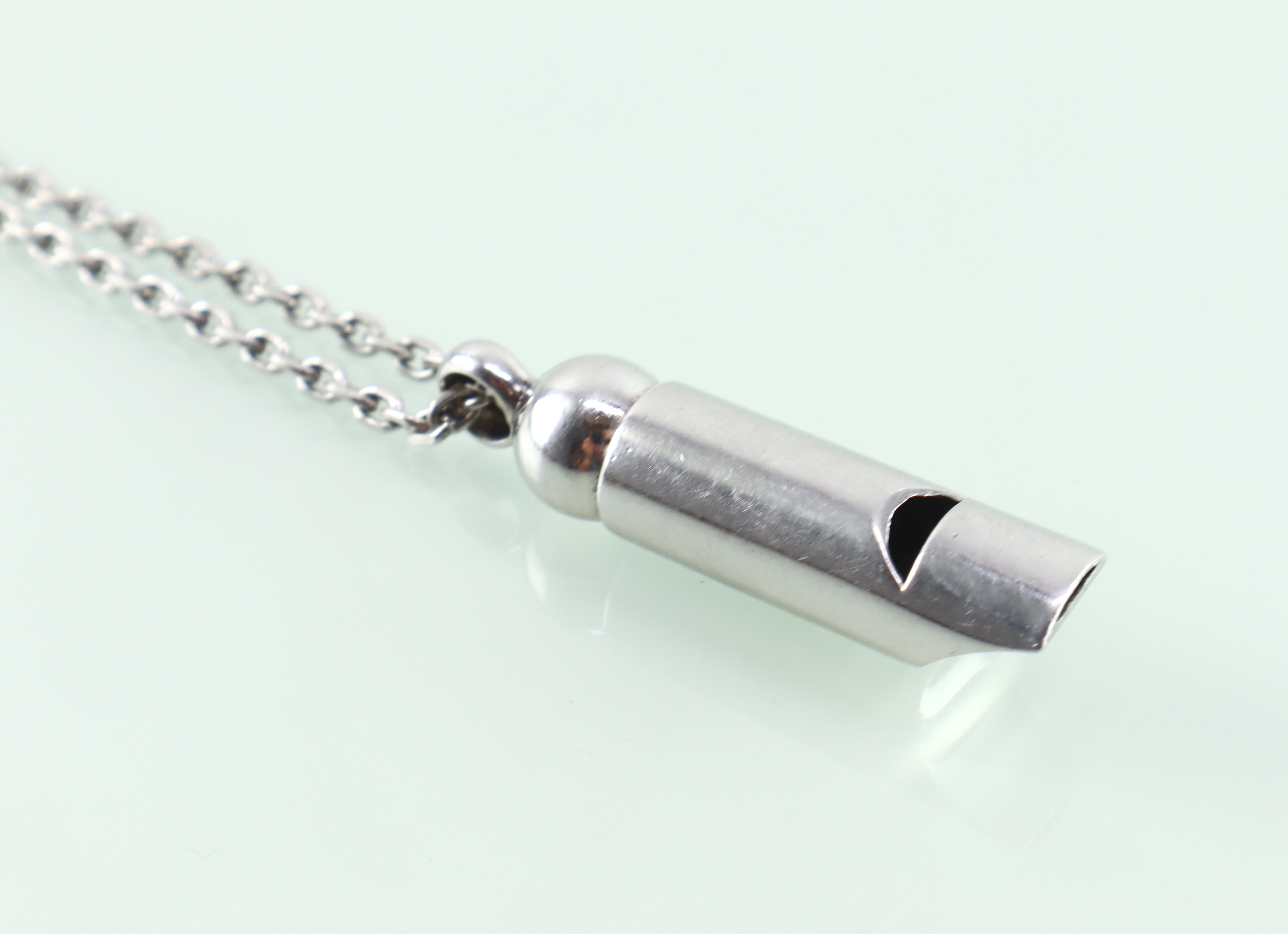 Zilveren echt werkend fluitje aan collier