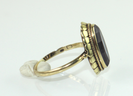 Vintage gouden ring met paarse saffier of spinel, jaren ‘70/’80.