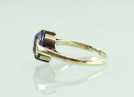 Art Deco gouden ring kleur veranderende saffier