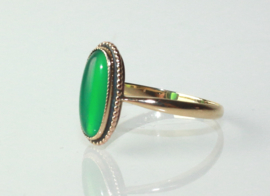 Antieke gouden ring met cabuchon geslepen groene edelsteen