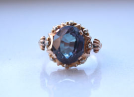 Vintage 18 karaat gouden ring met grote van kleur veranderende saffier