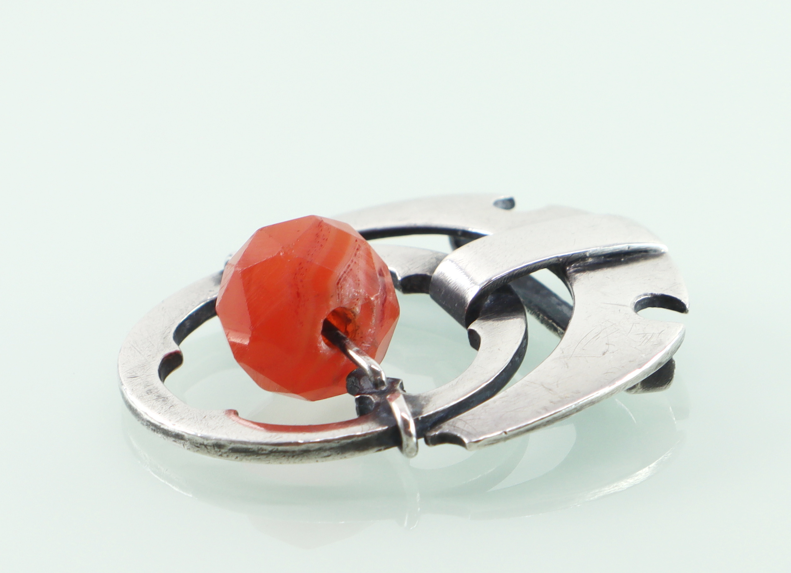 Art Deco zilveren hanger met carneool