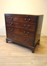 Antieke Engelse commode / Bachelor chest 18e eeuw