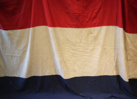 Grote oude Nederlandse vlag met wimpels