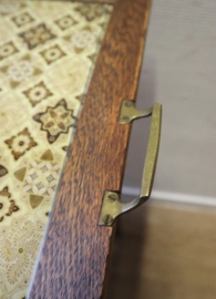 Antiek theekastje met dienblad