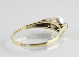 Vintage geelgouden ring met parel en twee diamantjes