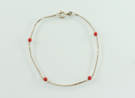 Gouden armbandje Venetiaanse schakel bloedkoraal kraaltjes
