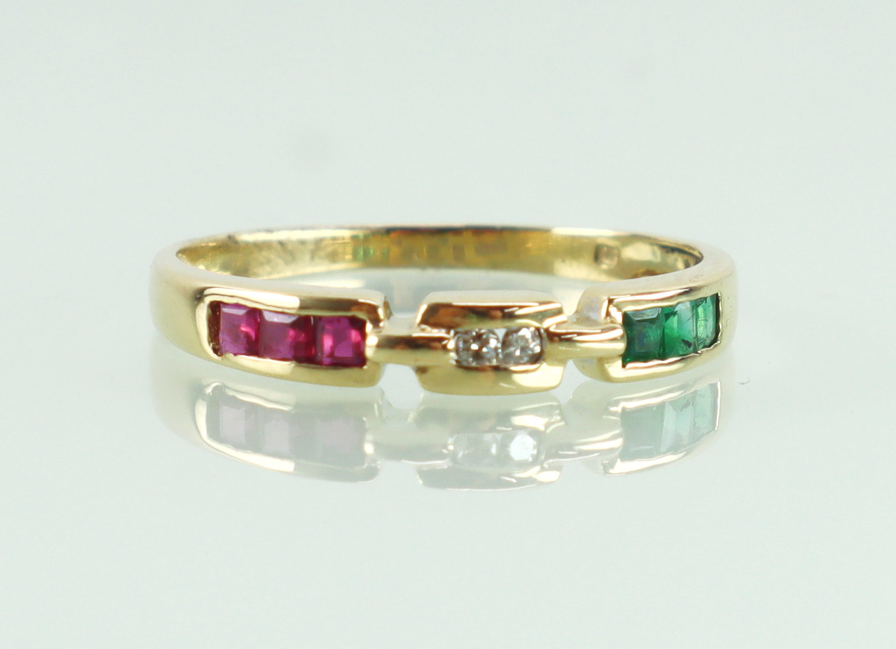 Gouden ring 18 karaat diamant, robijn, smaragd
