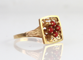 18 karaat gouden ring met bloedkoraal