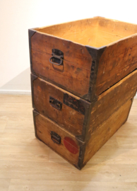 Drie antieke stapelbare kisten