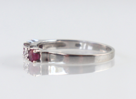 Witgouden rijring met robijn en diamant
