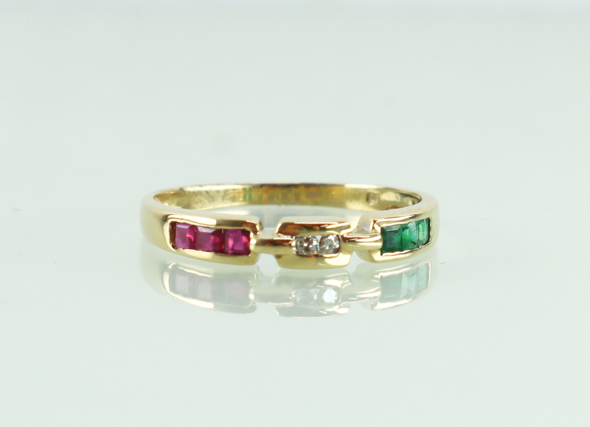 Gouden ring 18 karaat diamant, robijn, smaragd