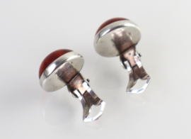 Zilveren oorclips met barnsteen, N.E. From ca. 1960