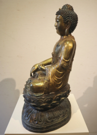 Bronzen boeddha bhumisparsha mudra