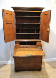 Antieke Engelse secretaire met boekenopstand, 18e eeuw.