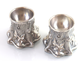 Set zilveren Jugendstil zoutvaatjes boomstronk met klimop, ca. 1900