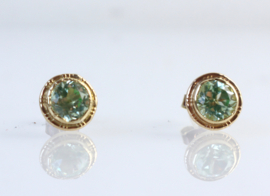 Bijzondere vintage gouden oorknoppen met annagroen glas