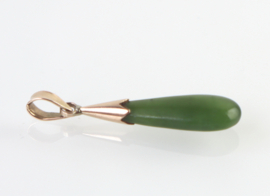Gouden hanger met druppelvormige jade