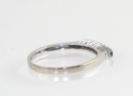 Witgouden ring met smaragd, rijring
