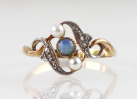 Antieke Art Nouveau ring opaal, parel, diamant